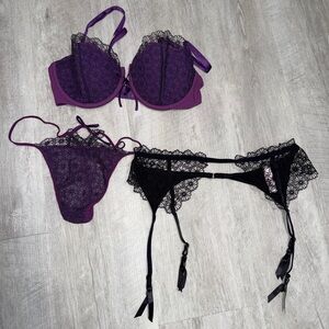 Vintage Victoria’s Secret set 36D bra, L panty, M/L garter belt